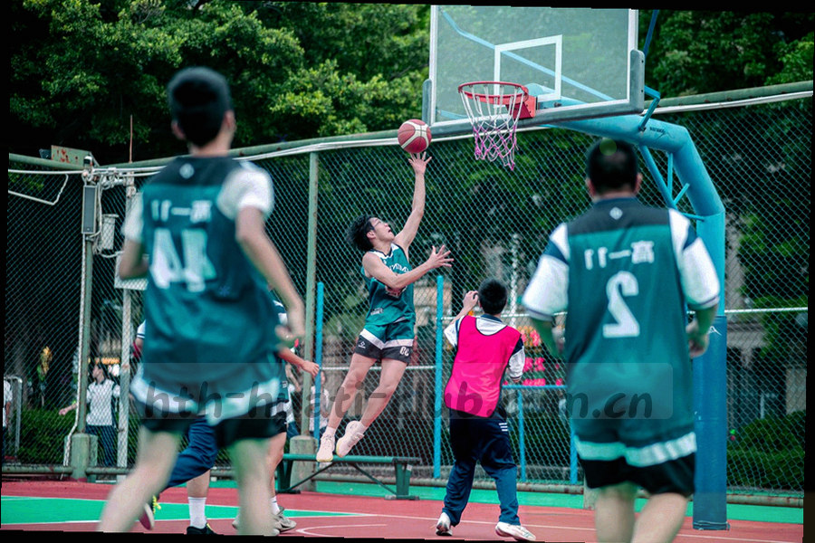 抽象球场阵容站位示意图，用不同色块区分首发、替补、伤停与战术调整