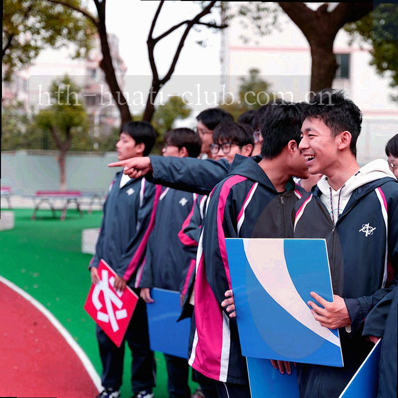 抽象球场俯拍与阵容位置标记示意，青绿圆点标注站位变化